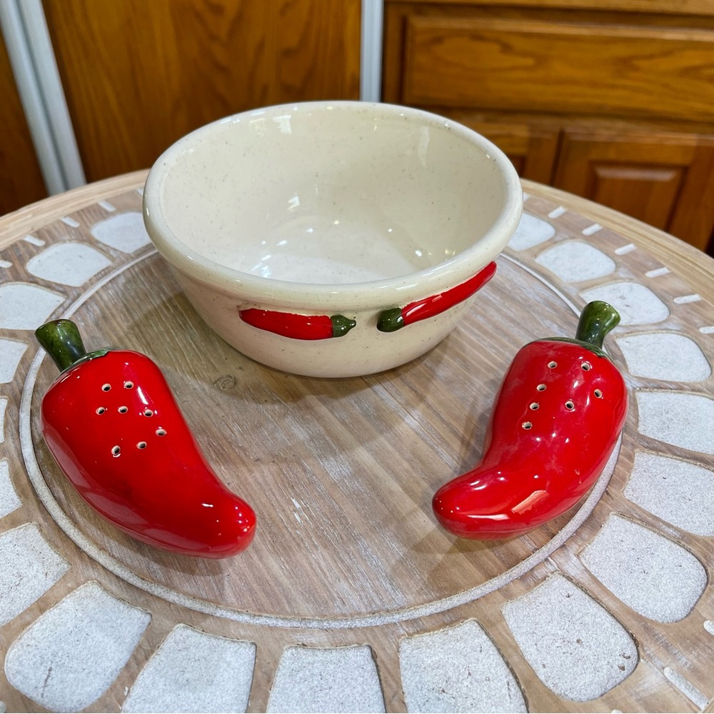 Chili pepper speckled Bowl & salt & pepper shakers